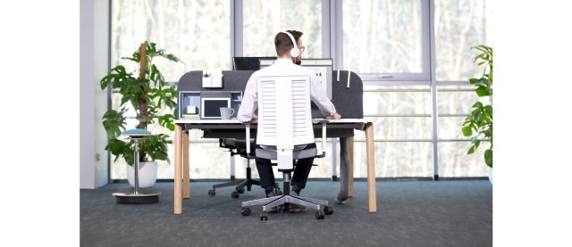Opertive desk Levitate